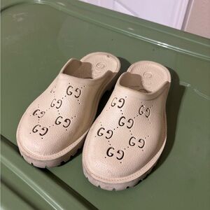 Gucci Cream Logo Slide Sandals